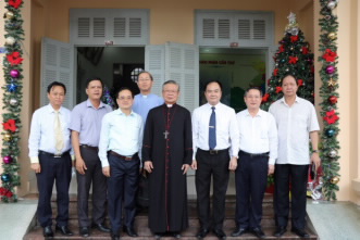 Government religious committee leader extends visit, Christmas greeting to Diocese of Can Tho