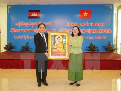 Can Tho authorities meet with Cambodian religious official