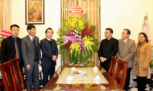 Hanoi VFF extend Christmas greetings to Cua Bac parish