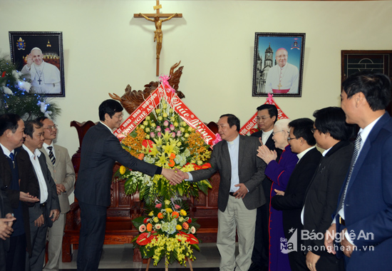 Nghe An authorities extend Christmas visits to local Catholics 