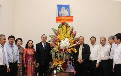 Ho Chi Minh City’s leader visits Catholics ahead of Christmas