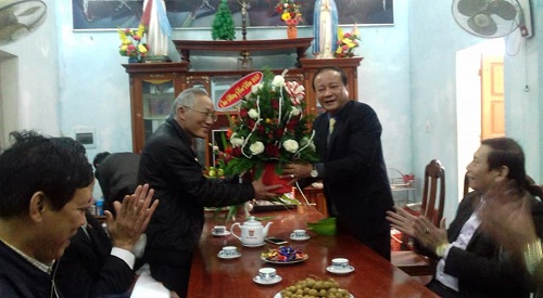 Quang Binh authorities extend Christmas visits to local Catholic parishes