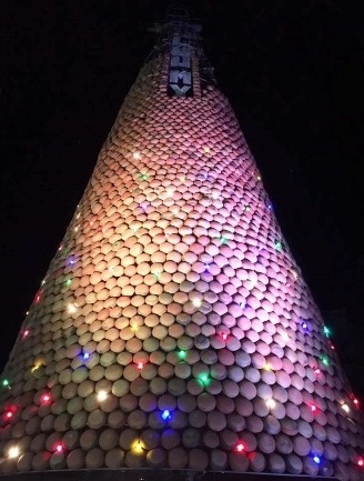 Colossal Christmas tree made of earthen pots in Nghe An