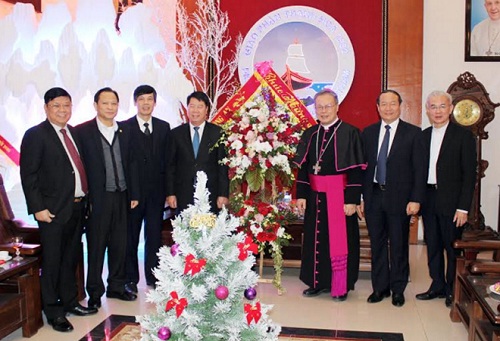 Deputy Minister Bùi Văn Nam visits Thanh Hoa Diocese ahead of Christmas