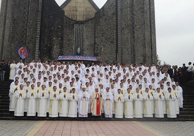 24 new deacons ordained in Hue Archdiocese