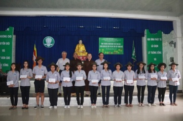 Buddhist sangha in Da Nang presents gifts worth to VND 70 million to excellent students