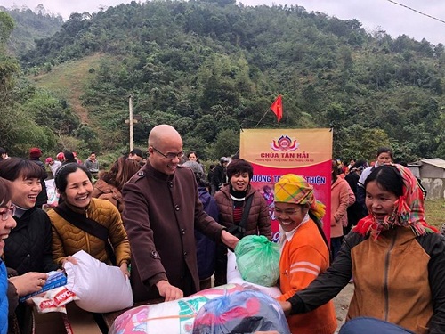 Buddhist temple in Hanoi presents 100 charity gifts to poor families in mountainous North