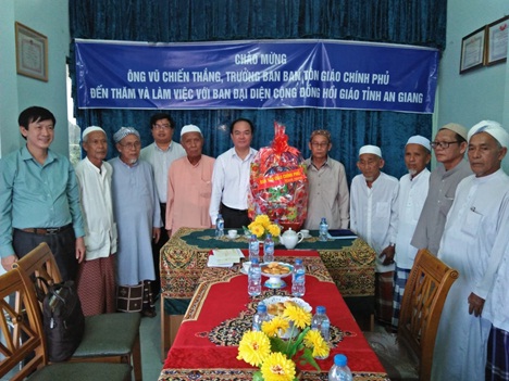 Government religious committee leader meets with representative committee of Islam and Tu An Hieu Nghia in An Giang