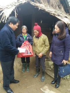 VFF in Quang Binh presents Tet gifts to poor Catholic households