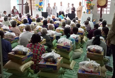 Buddhist monastery in Tien Giang presents Tet gifts to local disadvantaged people