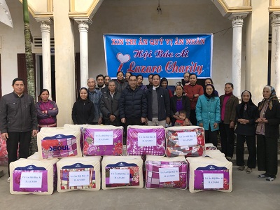 Thanh Hoa Caritas presents blankets to poor people