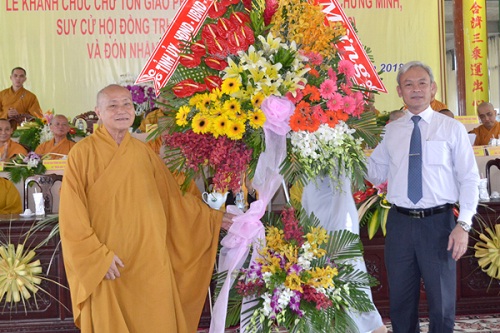 VBS Chapter in Dong Nai presents ordination certificates to local monks, nuns