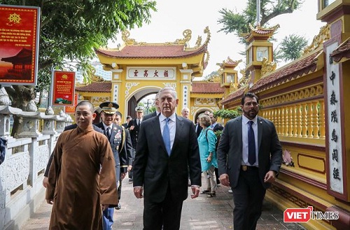 US Secretary of Defense visits Tran Quoc pagoda in Hanoi