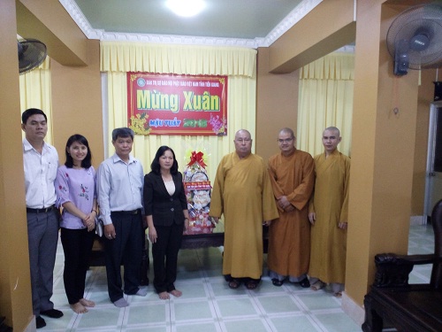 Religious committee in Tien Giang extends Tet greetings to Buddhist chapter