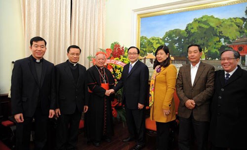 Hanoi Archdiocese leader extends Tet greetings to city Party Committee