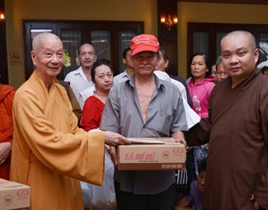 Buddhist chapter in HMC presents 3,000 Tet gifts to the poor