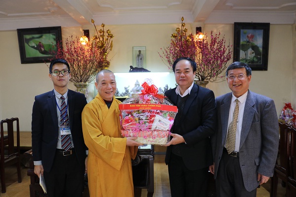 Government religious committee leader extends Tet greetings to Buddhists, Catholics in Hanoi 