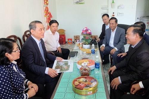 Da Nang City's Party Committee leader visits Con Dau Parish