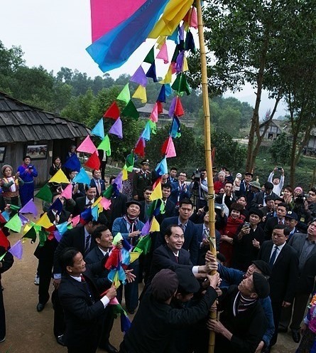 President launches spring festival in ethnic cultural village