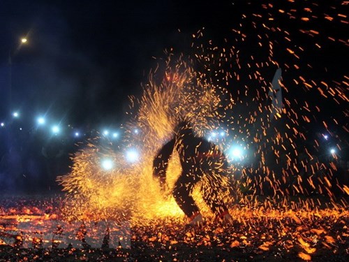 Tuyen Quang: Pa Then ethnic group hosts fire dancing festival