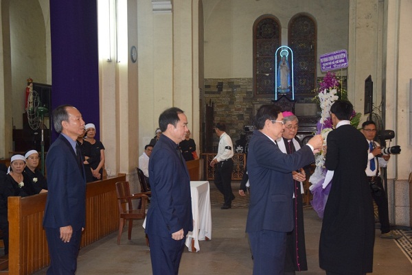 Minister of Home Affairs pays homage to late Archbishop of Ho Chi Minh City 