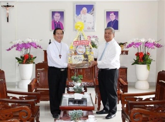 Binh Duong leader congratulates Phu Cuong Diocese on Saint Joseph’s Day