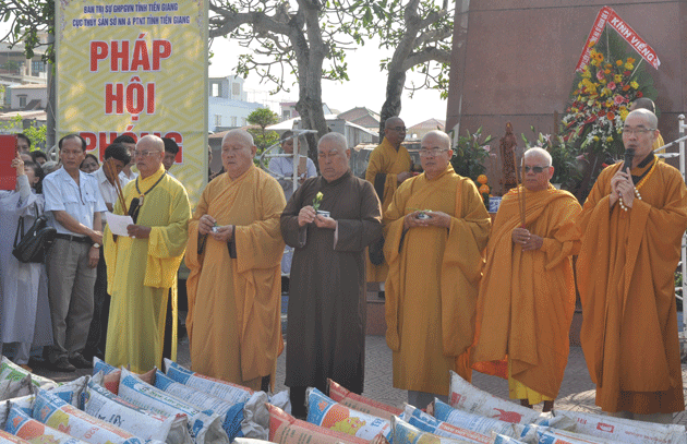 Buddhist Chapter in Tien Giang releases live fish into river