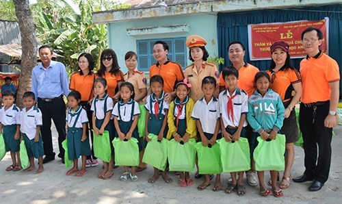 Hundreds of gifts for needy students in Soc Trang province