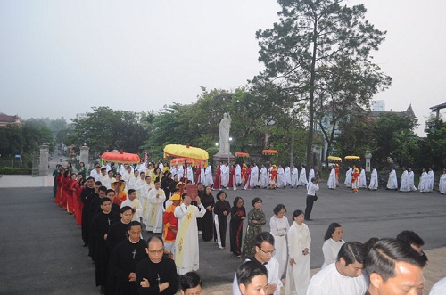 Chrism Mass solemnly held in Phu Cam Cathedral