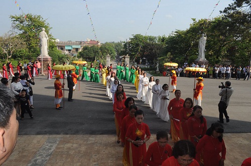 Great feast of resurrection of Jesus Christ held in Hue