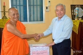 Party leader in Soc Trang extends New Year greetings to Khmer community