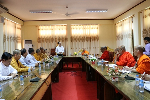 Government religious committee leader meets with Lao Buddhist dignitaries