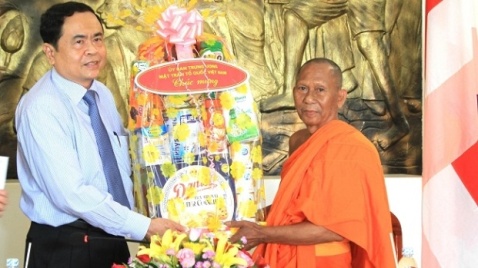 VFF leader extends New Year greetings to Khmer community in Tra Vinh