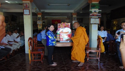 An Giang authorities extend Chol Chnam Thmay greetings to Khmer people