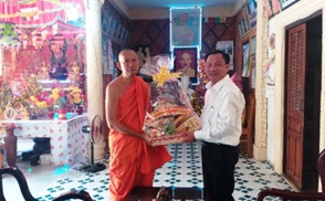 VFF leader in An Giang visits prestigious Khmer people on Chol Chnam Thmay festival