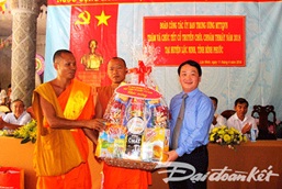 VFF leader extends Chol Chnam Thmay greetings to Khmer people in Binh Phuoc