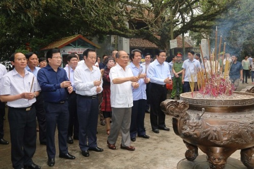 Offering incense to commemorate Hung Kings