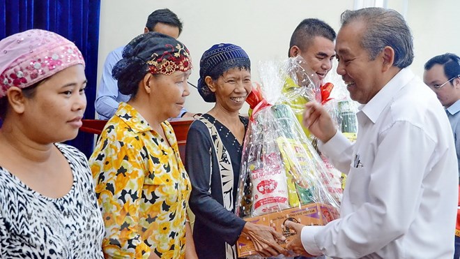 Deputy PM presents gifts to Cham people in Ho Chi Minh City