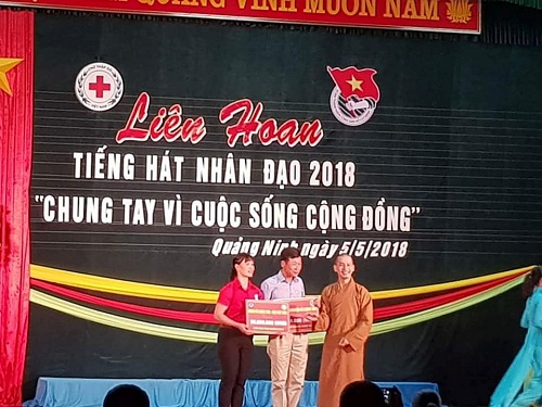 Buddhist Chapter in Quang Binh presents gifts to patients, disadvantaged pupils