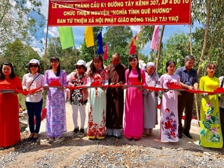 Buddhists join volunteers for social charities in Dong Thap province