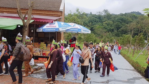 Over 3,000 Buddhists from Tan Hai pagoda in Hanoi visit  Yen Tu  sacred mountain