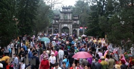 Scrambling to win offerings in Huong pagoda festival to be checked