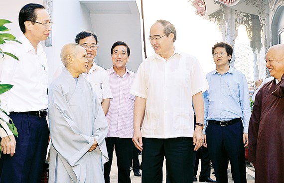 City Party Committee Secretary visits resettled religious establishments