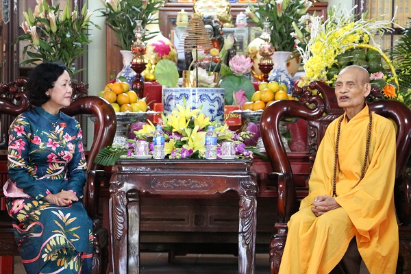 Party official visits Buddhist Patriarch on Buddha’s Birthday