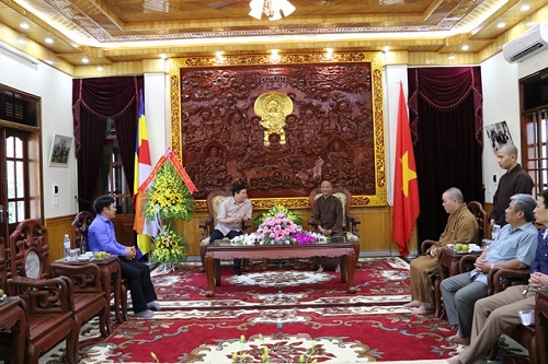 Government religious committee leader extends Vesak greetings to Buddhists in Nam Dinh