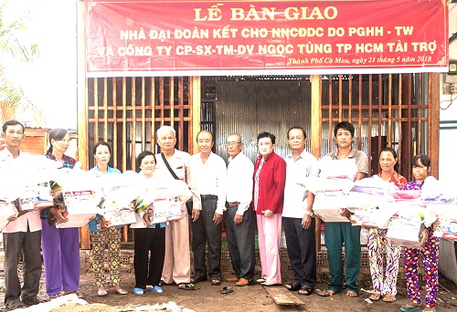 Hoa Hao Buddhist Church hands over 12 charity houses to AO victims