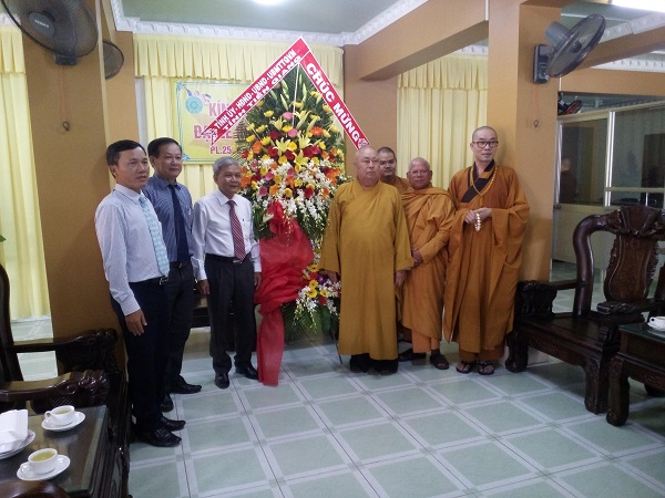 Tien Giang authorities extend congratulation to local Buddhists on Vesak Day