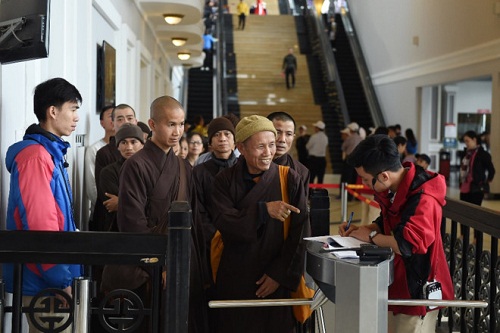 Fansipan cable car donates tickets to the Buddhist monks, nuns on Buddha's Birthday Festival