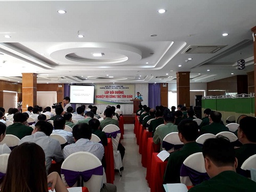 Government religious committee holds religious affairs training for local officials in Quang Binh 