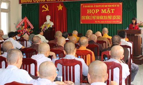 Authorities in My Tho meet with Buddhist dignitaries on occasion of Vesak Day  